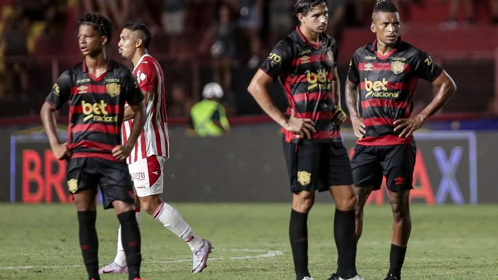 Jogadores do Sport em campo contra o Náutico pelo Pernambucano 2025