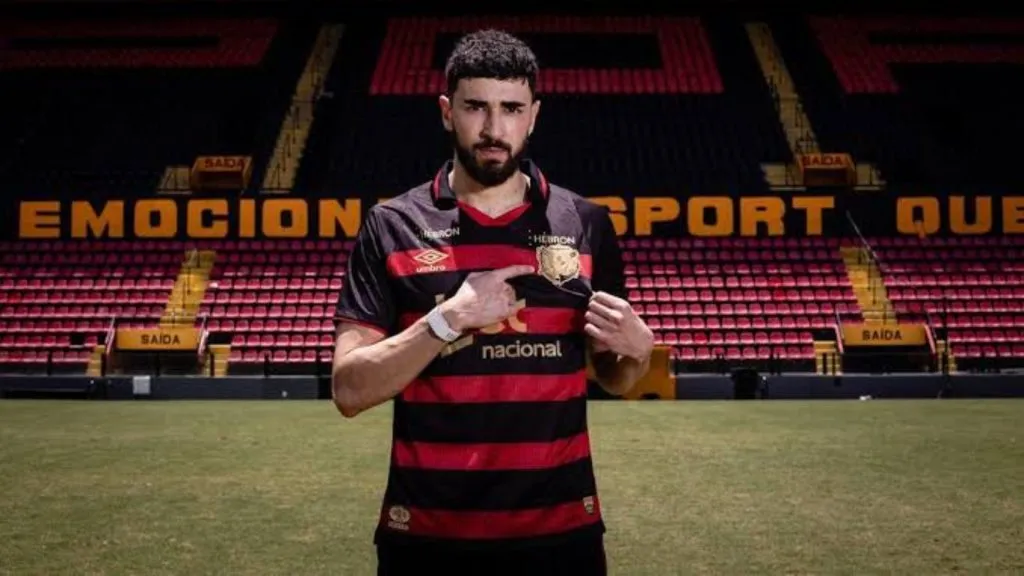 João Silva durante apresentação pelo Sport – Foto: Paulo Paiva/Sport Recife