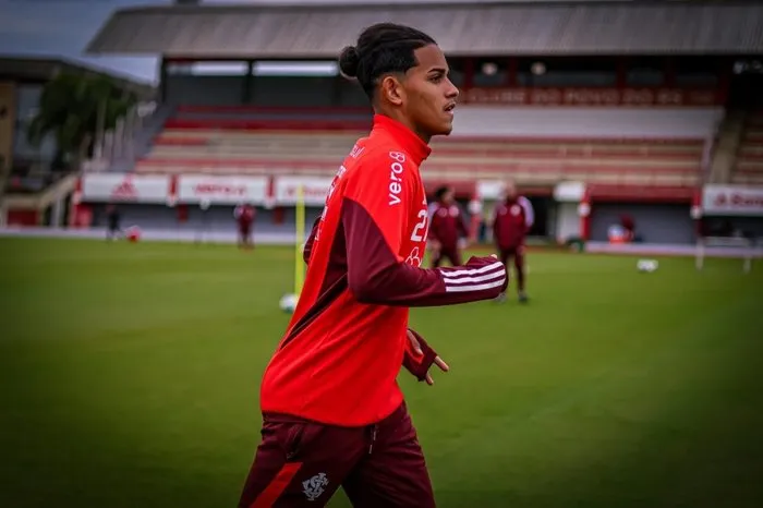 Yago Noal treinando no elenco profissional do Inter – Foto: Reprodução/Ricardo Duarte/SCI