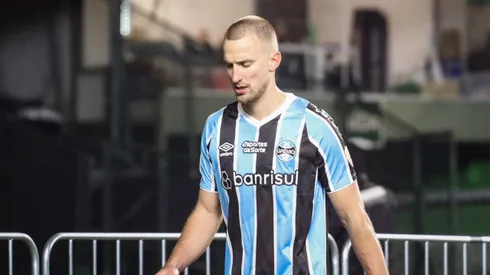 Rodrigo Ely jogador do Gremio recebe cartao vermelho do arbitro durante partida contra o Fluminense no estadio Couto Pereira pelo campeonato Copa Libertadores 2024.
