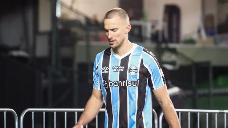 Rodrigo Ely jogador do Gremio recebe cartao vermelho do arbitro durante partida contra o Fluminense no estadio Couto Pereira pelo campeonato Copa Libertadores 2024.