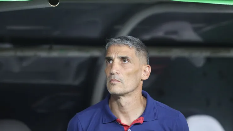 Vojvoda, técnico do Fortaleza, durante a partida contra o Vitória na Arena Castelão pela Copa do Nordeste 2025. Foto: Lucas Emanuel/AGIF