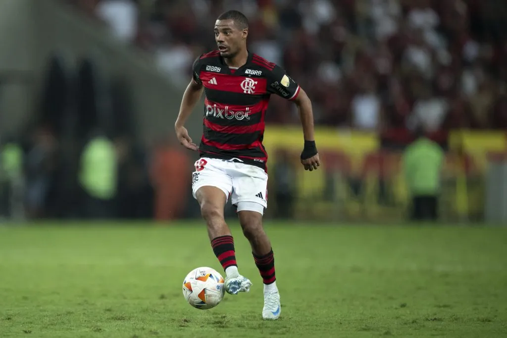 RJ – RIO DE JANEIRO – 15/08/2024 – COPA LIBERTADORES 2024, FLAMENGO X BOLIVAR – De La Cruz jogador do Flamengo durante partida contra o Bolivar no estadio Maracana pelo campeonato Copa Libertadores 2024. Foto: Jorge Rodrigues/AGIF