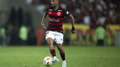 RJ – RIO DE JANEIRO – 15/08/2024 – COPA LIBERTADORES 2024, FLAMENGO X BOLIVAR – De La Cruz jogador do Flamengo durante partida contra o Bolivar no estadio Maracana pelo campeonato Copa Libertadores 2024. Foto: Jorge Rodrigues/AGIF