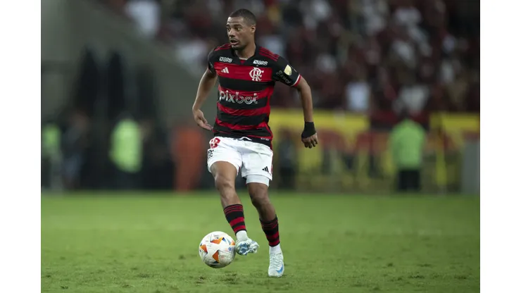 RJ - RIO DE JANEIRO - 15/08/2024 - COPA LIBERTADORES 2024, FLAMENGO X BOLIVAR - De La Cruz jogador do Flamengo durante partida contra o Bolivar no estadio Maracana pelo campeonato Copa Libertadores 2024. Foto: Jorge Rodrigues/AGIF