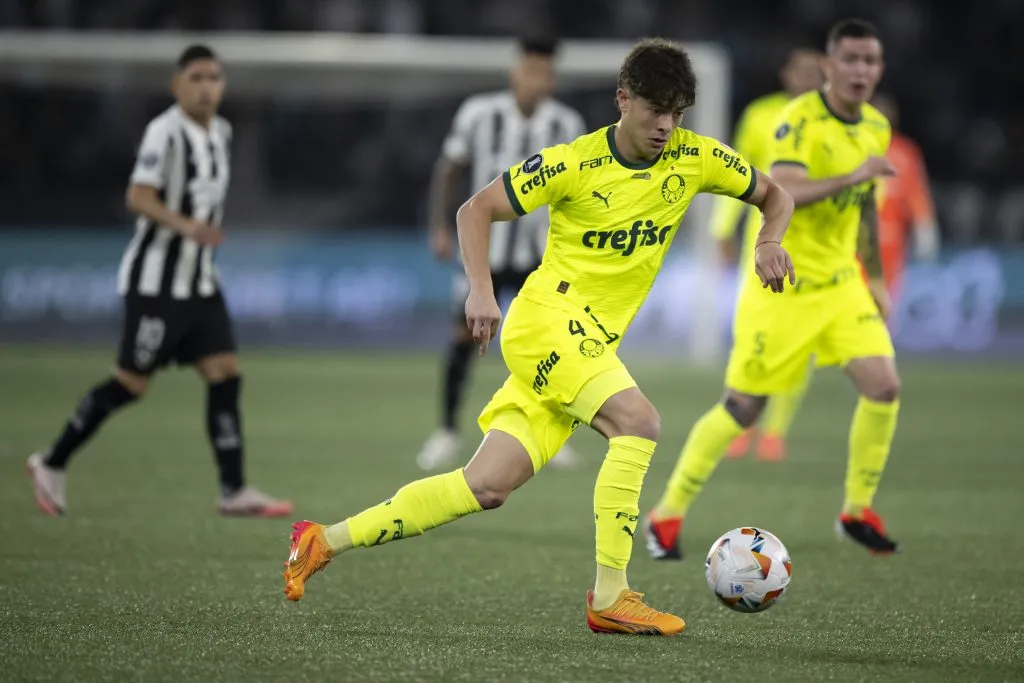RJ – RIO DE JANEIRO – 14/08/2024 – COPA LIBERTADORES 2024, BOTAFOGO X PALMEIRAS – Giay jogador do Palmeiras durante partida contra o Botafogo no estadio Engenhao pelo campeonato Copa Libertadores 2024. Foto: Jorge Rodrigues/AGIF