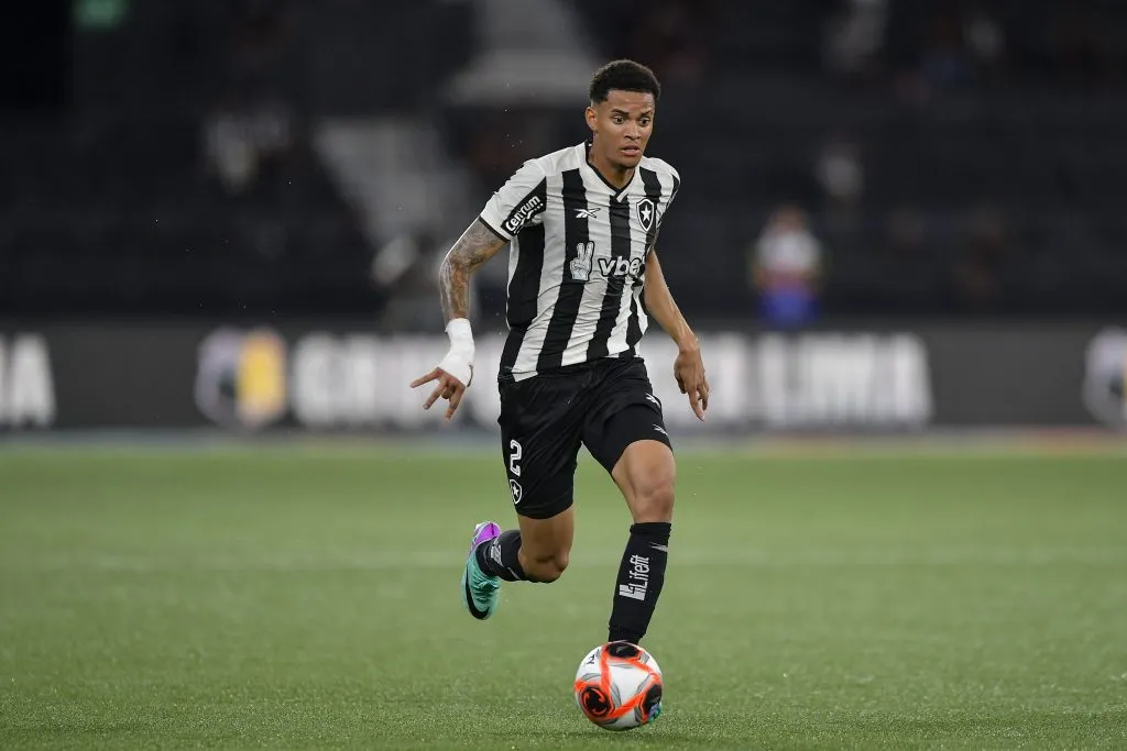 Newton jogador do Botafogo durante partida contra o Portuguesa-RJ pelo campeonato Carioca 2025. Foto: Thiago Ribeiro/AGIF