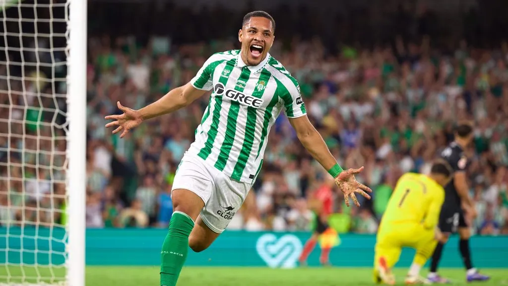 Técnico do Real Betis fala sobre Vitor Roque (Photo by Fran Santiago/Getty Images)