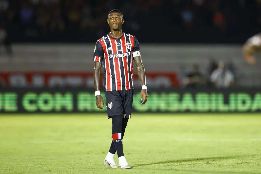 Arboleda jogador do São Paulo durante partida contra o Botafogo-SP no estádio Santa Cruz pelo campeonato Paulista 2025. Foto: Thiago Calil/AGIF