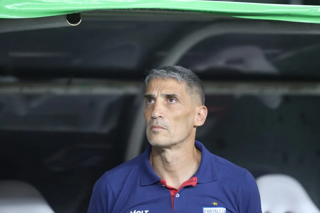 Vojvoda tecnico do Fortaleza durante partida contra o Vitoria no estadio Arena Castelao pelo campeonato Copa Do Nordeste 2025. Foto: Lucas Emanuel/AGIF