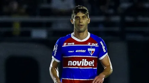Kuscevic jogador do Fortaleza durante partida contra o Bragantino no estadio Nabi Abi Chedid pelo campeonato Brasileiro A 2024. Foto: Marco Miatelo/AGIF
