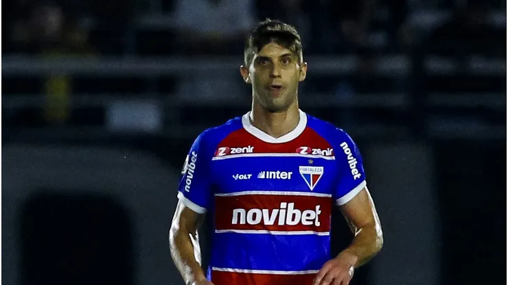 Kuscevic jogador do Fortaleza durante partida contra o Bragantino no estadio Nabi Abi Chedid pelo campeonato Brasileiro A 2024. Foto: Marco Miatelo/AGIF