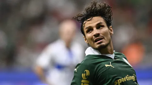 Raphael Veiga jogador do Palmeiras durante partida contra o Agua Santa no estadio Mane Garrincha pelo campeonato Paulista 2025.