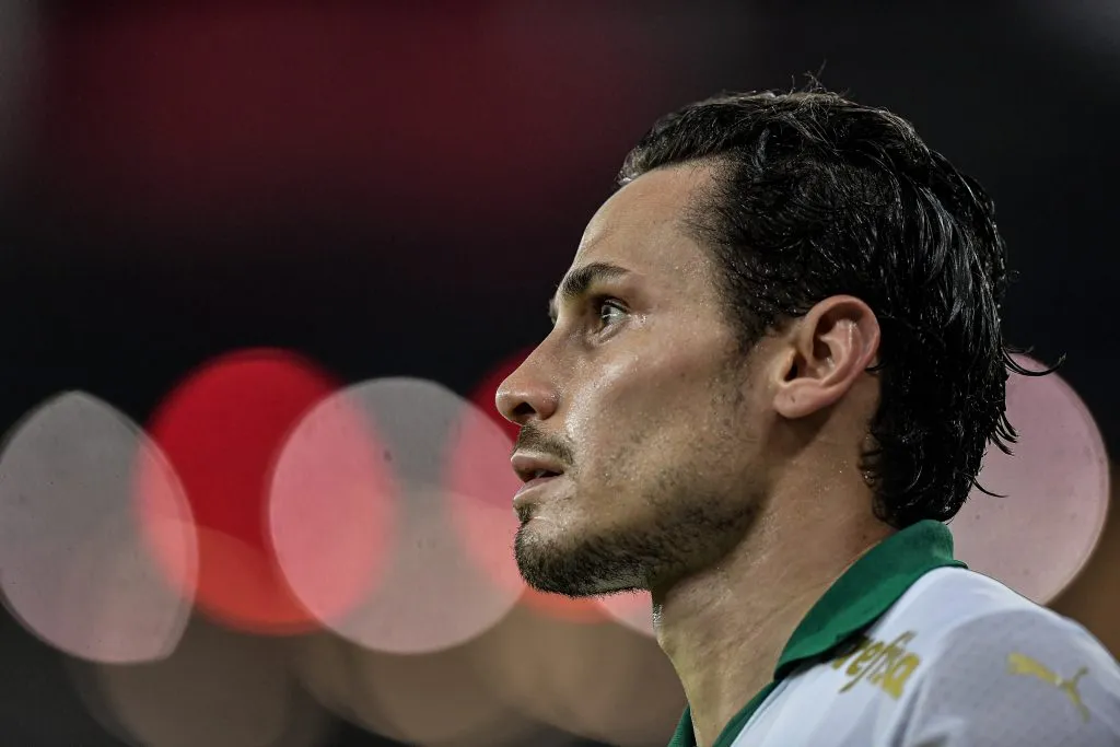RJ – RIO DE JANEIRO – 31/07/2024 – BRASILEIRO A 2024, FLAMENGO X PALMEIRAS – Raphael Veiga jogador do Palmeiras durante partida contra o Flamengo no estadio Maracana pelo campeonato Brasileiro A 2024. Foto: Thiago Ribeiro/AGIF