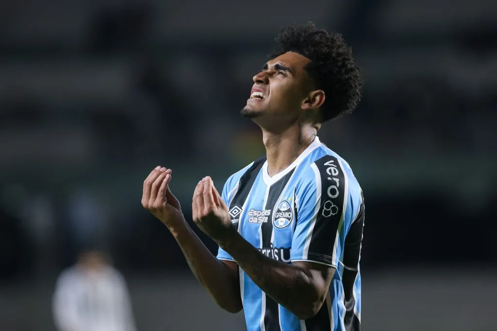 Du Queiroz durante partida entre Grêmio x The Strongest na Libertadores de 2024. Foto: Maxi Franzoi/AGIF