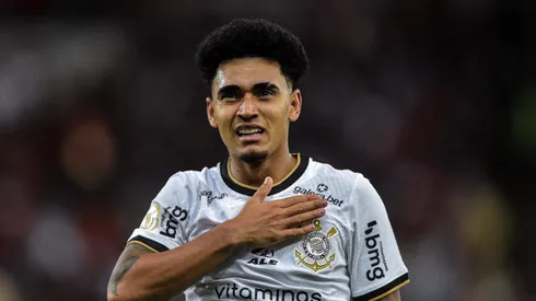 Du Queiroz comemorando gol contra o Flamengo no Brasileirão de 2022.