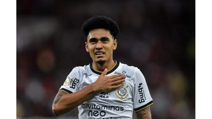 Du Queiroz comemorando gol contra o Flamengo no Brasileirão de 2022.