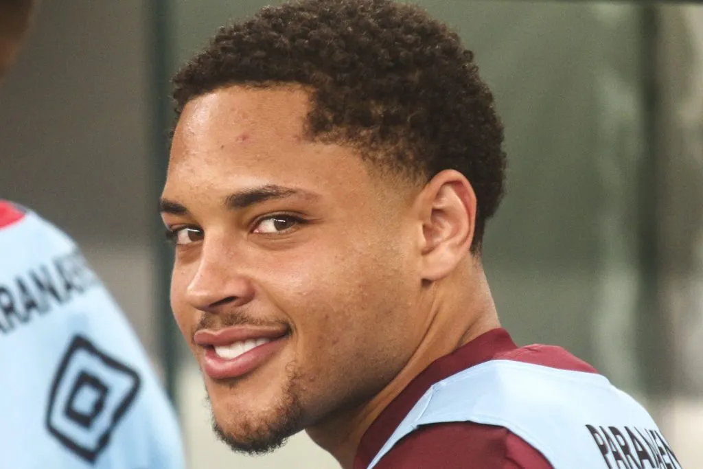 PR – CURITIBA – 25/11/2023 – BRASILEIRO A 2023, ATHLETICO-PR X VASCO – Vitor Roque jogador do Athletico-PR durante partida contra o Vasco no estadio Arena da Baixada pelo campeonato Brasileiro A 2023. Foto: Gabriel Machado/AGIF