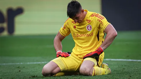 Rochet jogador do Internacional lamenta durante partida contra o Grêmio no estádio Beira-Rio pelo campeonato Brasileiro A 2023. Foto: Maxi Franzoi/AGIF