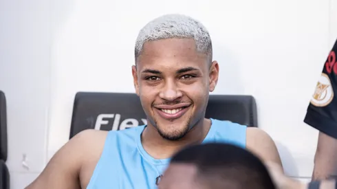 Vitor Roque jogador do Athletico-PR durante partida contra o Santos no estadio Vila Belmiro pelo campeonato Brasileiro A 2023.