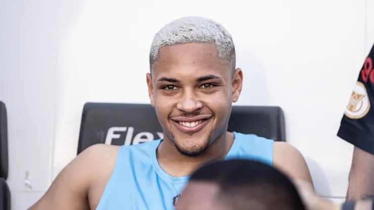 Vitor Roque jogador do Athletico-PR durante partida contra o Santos no estadio Vila Belmiro pelo campeonato Brasileiro A 2023.