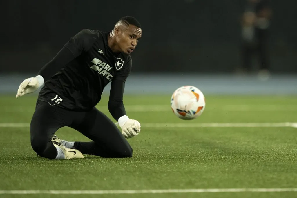 John durante aquecimento antes da partida contra o Universitario na Libertadores de 2024.  Foto: Jorge Rodrigues/AGIF