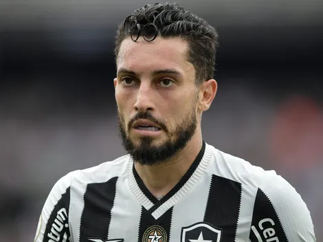 Alex Telles manda alerta envolvendo o Botafogo; saiba o motivo