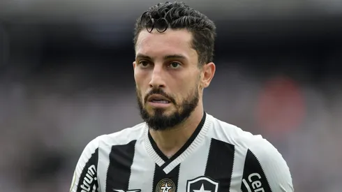 Alex Telles jogador do Botafogo durante partida contra o Sao Paulo no estadio Engenhao pelo campeonato Brasileiro A 2024.