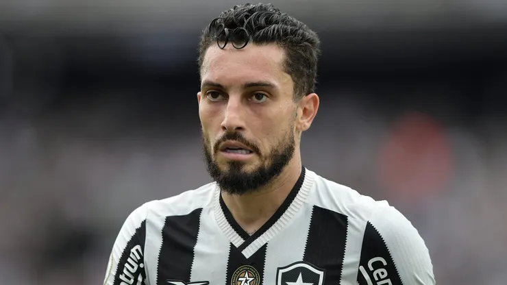 Alex Telles jogador do Botafogo durante partida contra o Sao Paulo no estadio Engenhao pelo campeonato Brasileiro A 2024.