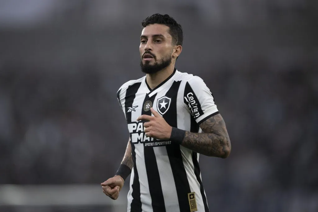 RJ – RIO DE JANEIRO – 09/11/2024 – BRASILEIRO A 2024, BOTAFOGO X CUIABA – Alex Telles jogador do Botafogo durante partida contra o Cuiaba no estadio Engenhao pelo campeonato Brasileiro A 2024. Foto: Jorge Rodrigues/AGIF