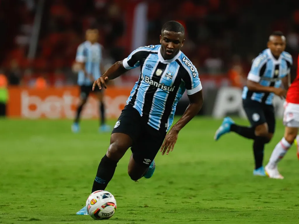 Elias Manoel durante partida entre Internacional x Grêmio no Campeonato Gaúcho de 2022. Foto: Maxi Franzoi/AGIF
