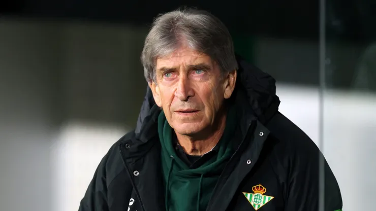 SEVILLE, SPAIN - FEBRUARY 02: Manuel Pellegrini, Head Coach of Real Betis, looks on prior to the LaLiga match between Real Betis Balompie and Athletic Club at Estadio Benito Villamarin on February 02, 2025 in Seville, Spain. (Photo by Fran Santiago/Getty Images)
