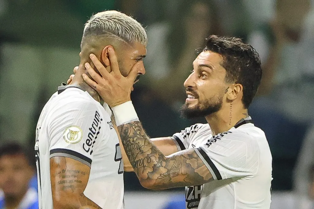 Alex Telles e Alexander Barboza, jogadores do Botafogo – Foto: Joisel Amaral/AGIF