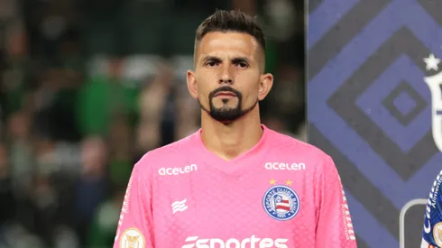 PR – CURITIBA – 14/09/2023 – BRASILEIRO A 2023, CORITIBA X BAHIA – Marcos Felipe goleiro do Bahia durante execucao do hino nacional antes da partida contra o Coritiba no estadio Couto Pereira pelo campeonato Brasileiro A 2023. Foto: Robson Mafra/AGIF