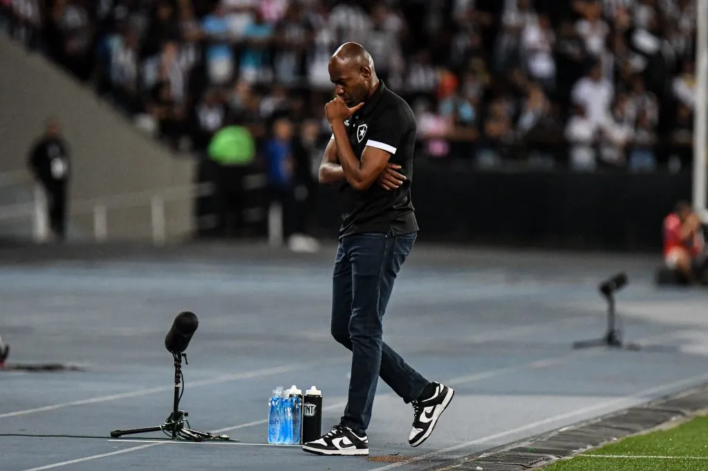 RJ – RIO DE JANEIRO – 15/07/2023 – BRASILEIRO A 2023, BOTAFOGO X BRAGANTINO – Claudio Cacapa tecnico do Botafogo durante partida contra o Bragantino no estadio Engenhao pelo campeonato Brasileiro A 2023. Foto: Thiago Ribeiro/AGIF