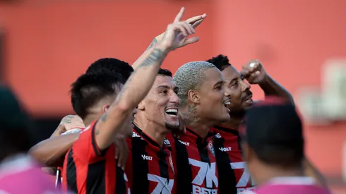 Janderson jogador do Vitoria comemora seu gol com jogadores do seu time durante partida contra o Jequié no estádio Barradão pelo Campeonato Baiano 2025. Foto: Jhony Pinho/AGIF