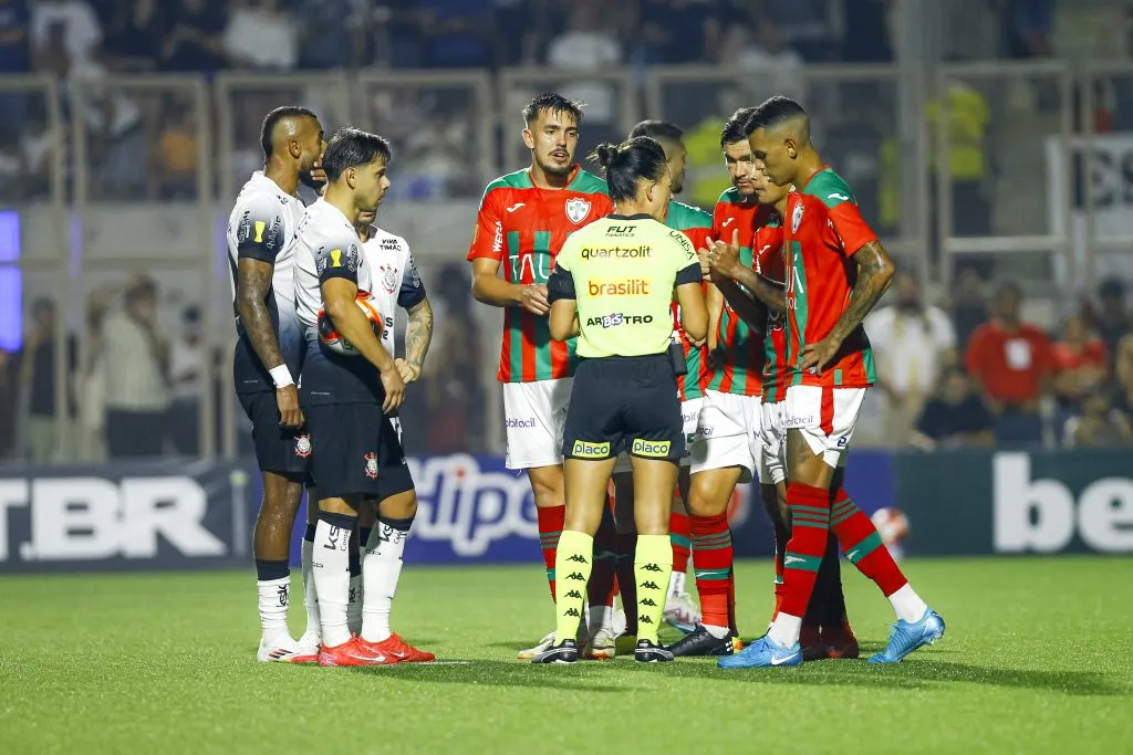 Jogadores de Corinthians e Portuguesa no Campeonato Paulista de 2025. Foto: Marco Miatelo/AGIF