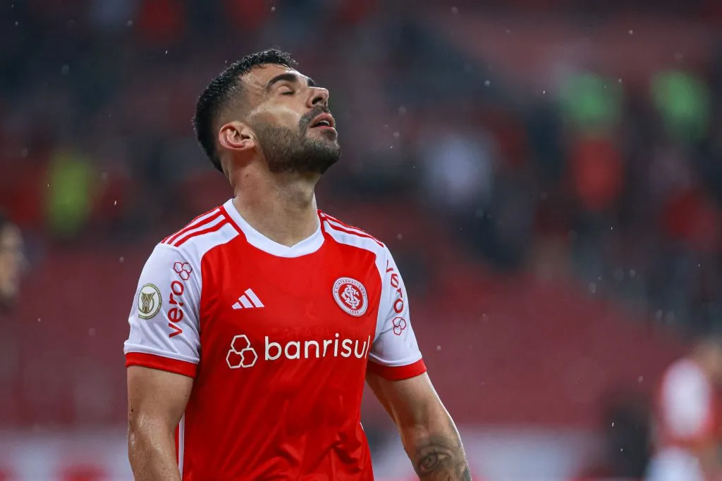 RS – PORTO ALEGRE – 04/08/2024 – BRASILEIRO A 2024, INTERNACIONAL X PALMEIRAS – Bruno Henrique jogador do Internacional lamenta durante partida contra o Palmeiras no estadio Beira-Rio pelo campeonato Brasileiro A 2024. Foto: Maxi Franzoi/AGIF