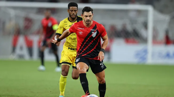 Foto: José Tramontin/athletico.com.br - Giuliano durante compromisso no Campeonato Paranaense de 2025.