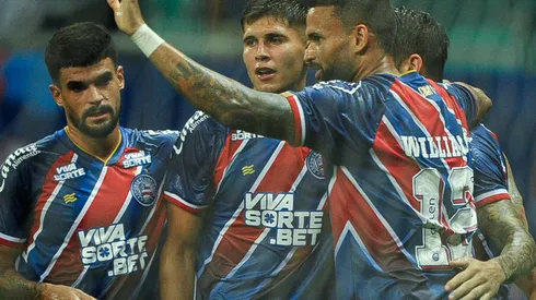 Everaldo, do Bahia, celebra seu gol com os companheiros de time durante o jogo contra o América-RN na Arena Fonte Nova, pela Copa do Nordeste 2025. Foto: Jhony Pinho/AGIF.