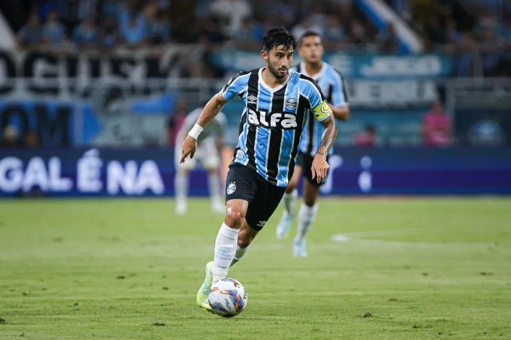 RS – PORTO ALEGRE – 11/02/2025 – GAUCHO 2025, GREMIO X PELOTAS – Mathias Villasanti jogador do Gremio durante partida contra o Pelotas no estadio Arena do Gremio pelo campeonato Gaucho 2025. Foto: Maxi Franzoi/AGIF