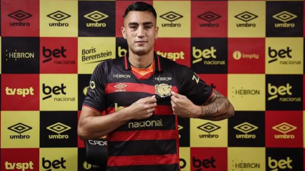 Christian Rivera com a camisa do Sport em sua apresentação: Foto: Paulo Paiva/ Sport