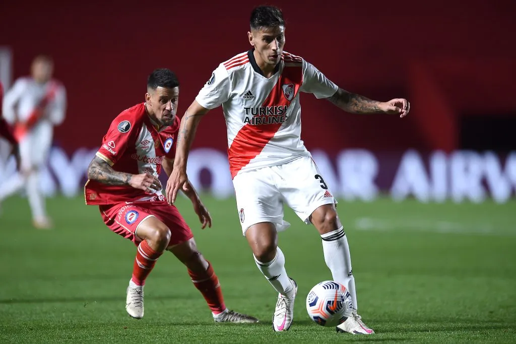 Fabrizio Angileri durante confronto entre River Plate e Argentino Juniors na Libertadores de 2021. (Photo by Marcelo Endelli/Getty Images)