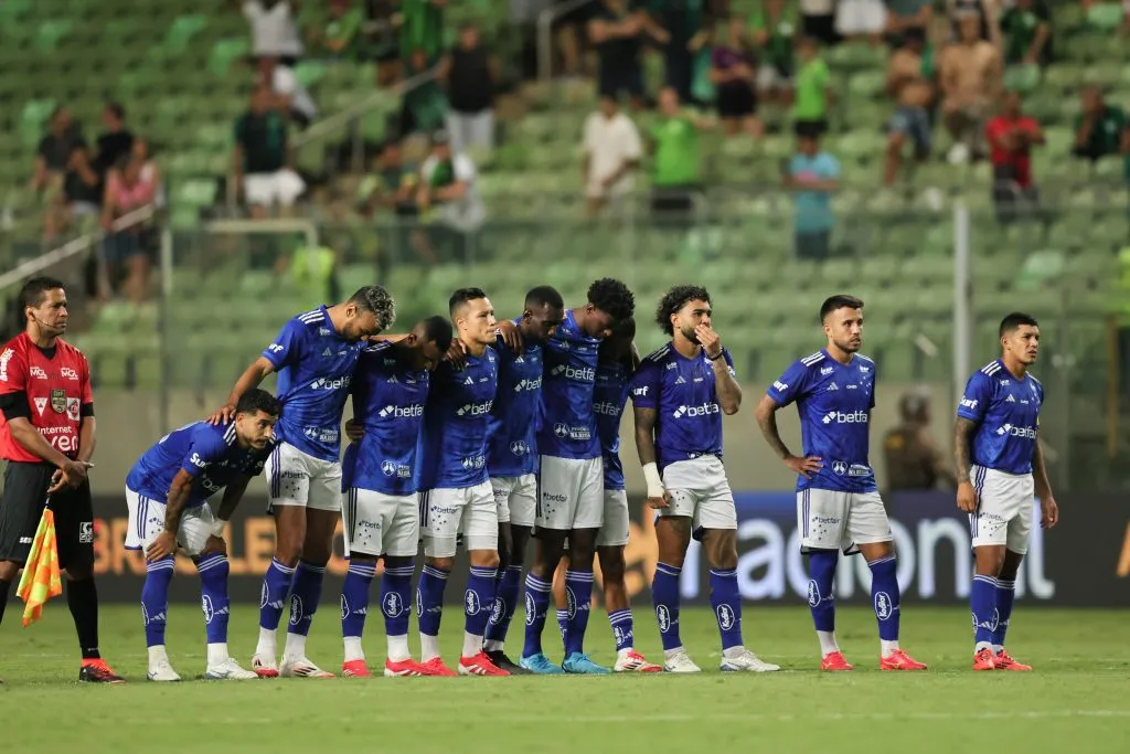 MG – BELO HORIZONTE – 22/02/2025 – MINEIRO 2025, AMERICA-MG X CRUZEIRO – Jogadores do Cruzeiro na disputa de penatli na partida contra o America-MG no estadio Independencia pelo campeonato Mineiro 2025. Foto: Gilson Lobo/AGIF