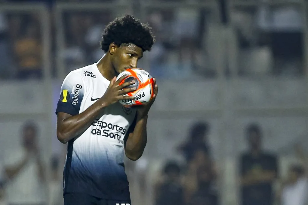 SP – SAO PAULO – 15/02/2025 – PAULISTA 2025, PORTUGUESA X CORINTHIANS – Talles Magno jogador do Corinthians durante partida contra o Portuguesa no estadio Pacaembu pelo campeonato Paulista 2025. Foto: Marco Miatelo/AGIF
