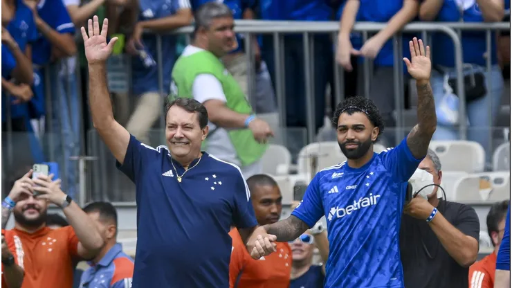 BELO HORIZONTE, BRAZIL - JANUARY 04: (L-R) Pedro Lourenço, owner of Cruzeiro and Gabriel Barbosa greet fans during the presentation of Barbosa as Cruzeiro's new player at Mineirao Stadium on January 4, 2025 in Belo Horizonte, Brazil. (Photo by Pedro Vilela/Getty Images)