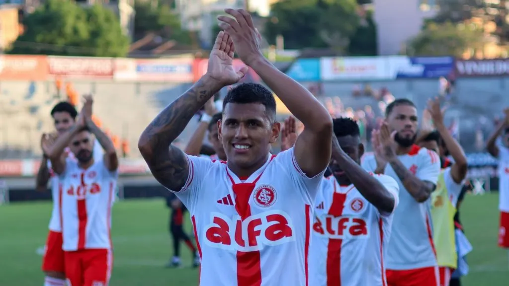 Jogadores do Internacional comemorando o resultado positivo – Foto: Ricardo Duarte/Internacional