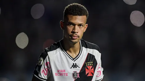João Victor, jogador do Vasco, durante partida contra o Cuiabá pelo Campeonato Brasileiro de 2024. Foto: Thiago Ribeiro/AGIF