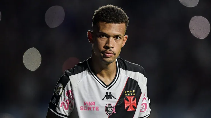 João Victor, jogador do Vasco, durante partida contra o Cuiabá pelo Campeonato Brasileiro de 2024. Foto: Thiago Ribeiro/AGIF