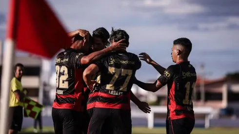Jogadores do Sport comemoram gol sobre o Petrolina — Foto: Paulo Paiva/ Sport Recife